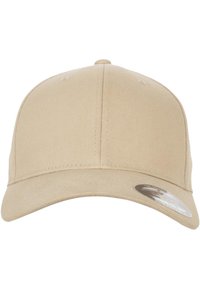 Beige színű pamut baseball sapka, ívelt peremmel és merev koronával, légáteresztő szellőzőnyílásokkal és átlátszó címkével az oldalon.