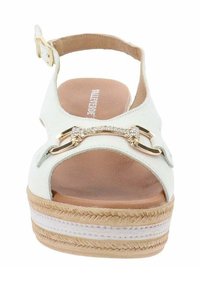 Sandali platform bianchi con punta aperta, dotati di una catena decorativa in oro e strass, e una base del tacco avvolta in juta. Cinturino alla caviglia regolabile.