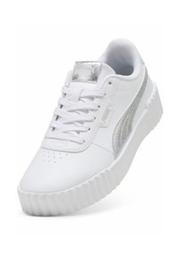 Baskets blanches avec une tige en cuir lisse, des accents argentés métalliques, un panneau latéral texturé et une semelle épaisse à rainures. Conçues avec un système de laçage.