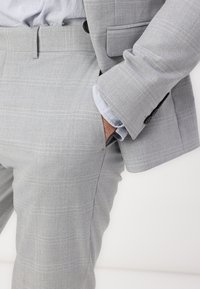 Isaac Dewhirst THE FASHION SUIT PEAK SUIT SLIM - Κοστούμι - grey