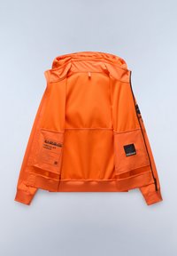 Giacca arancione con un interno liscio e testurizzato. Presenta un cappuccio, tasche e un'etichetta che indica "Circular Series". Dettagli cuciti presenti.