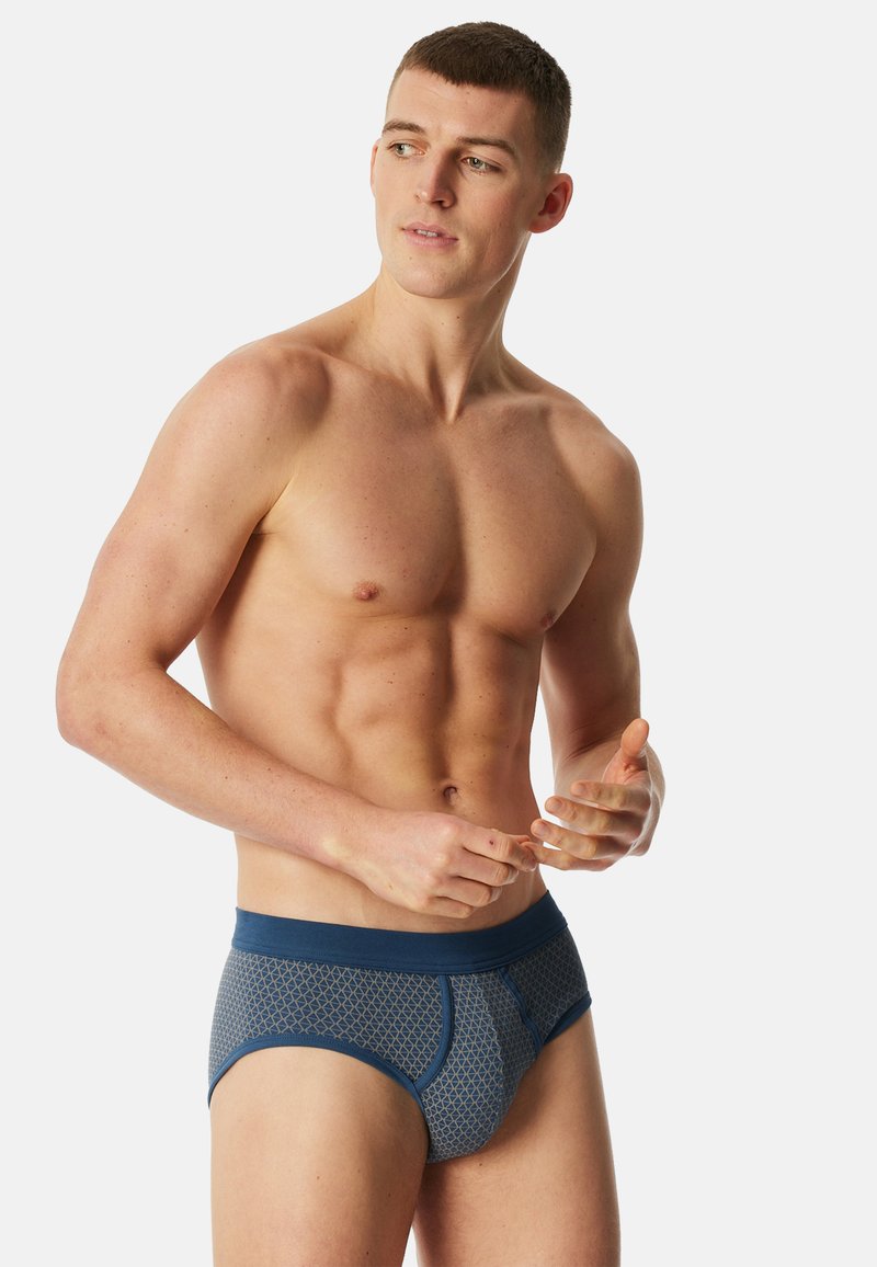 Herenboxers in donkerblauw met geometrisch patroon. Zachte stof, elastische tailleband, aansluitend ontwerp dat de vorm en het comfort benadrukt.