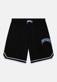 Pantaloni corti neri con vita regolabile tramite cordino, strisce bianche laterali e il logo blu "CONVERSE" stampato sulla gamba sinistra. Tessuto liscio.