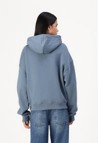 LOW LIGHTS STUDIOS® SHUTTER WOMAN ZIPPER - Kapucnis pulóver - dusty blue