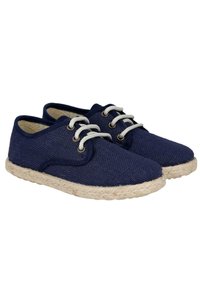 Un par de zapatillas espadrilles de lona azul marino con cordones blancos y suelas de cuerda trenzada en color beige, mostradas una al lado de la otra sobre un fondo blanco.