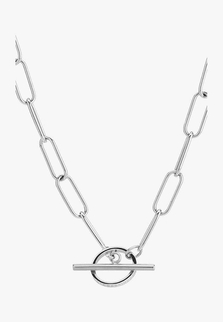 Collier en chaîne argentée avec des maillons allongés et un fermoir à bascule circulaire avec une barre horizontale.