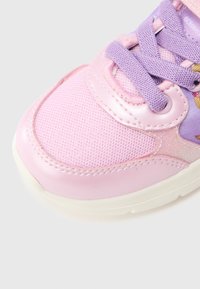 Rosa joggesko med mesh-overdel, skinnende detaljer, lavendelfargede lisser og en teksturert overflate. Rund tupp og kontrasterende såle.