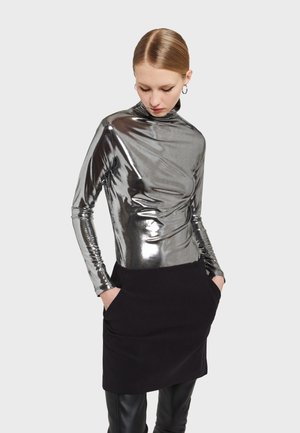 - Bluzka z długim rękawem