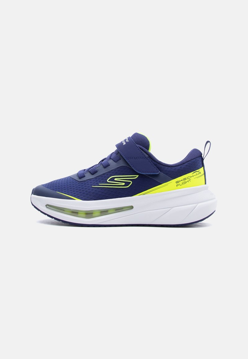 Αθλητικό παπούτσι Skechers σε ναυτικό μπλε και νέον κίτρινο με ιμάντα Velcro, ανώτερο μέρος από διχτυωτό υλικό και επενδεδυμένη λευκή σόλα με ορατό αερόσακο.
