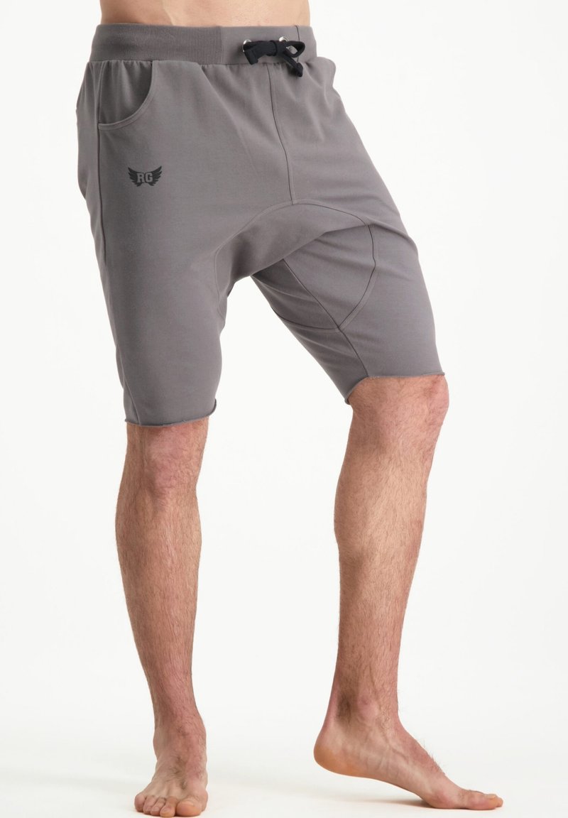 Shorts de sport gris avec une taille élastique à cordon, poche avant et détails de logo, présentant une coupe unique avec des jambes fuselées.