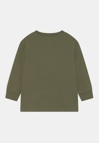 Långärmad tröja i olivgrön, tillverkad av mjuk bomull. Har en enkel rundad halsringning och ribbade manschetter, med en slät textur.