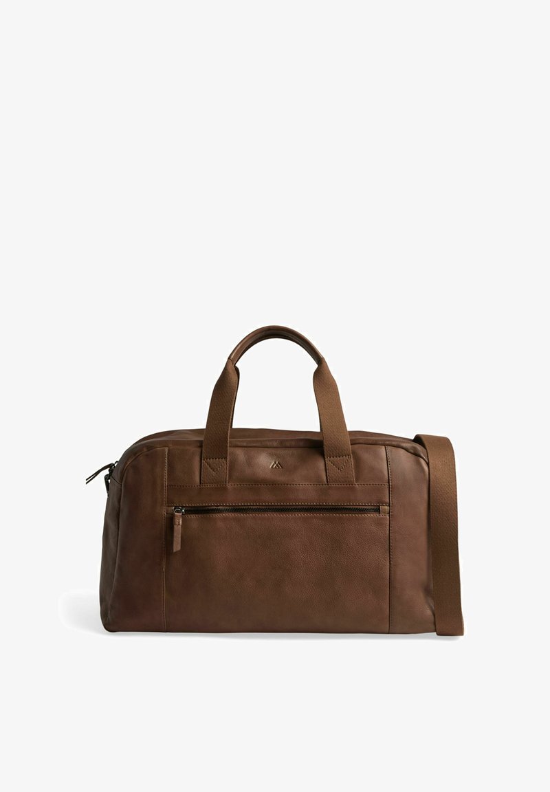 Sac de voyage en cuir marron avec doubles poignées, poche à zip avant et sangle d'épaule réglable sur fond blanc.