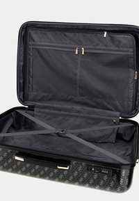 Valigia rigida nera con superficie testurizzata, cinture regolabili e scomparti con doppio zip. Contiene una serratura a combinazione e un motivo con logo all'interno.
