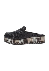 Scarpa slip-on nera intrecciata con una spessa piattaforma decorata, caratterizzata da tonalità intrecciate di marrone, beige e bianco. Texture liscia e punta arrotondata.