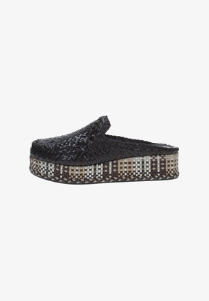 Zapato negro de tejido con plataforma gruesa y estampada que presenta tonos entrelazados de marrón, beige y blanco. Textura suave y puntera redondeada.