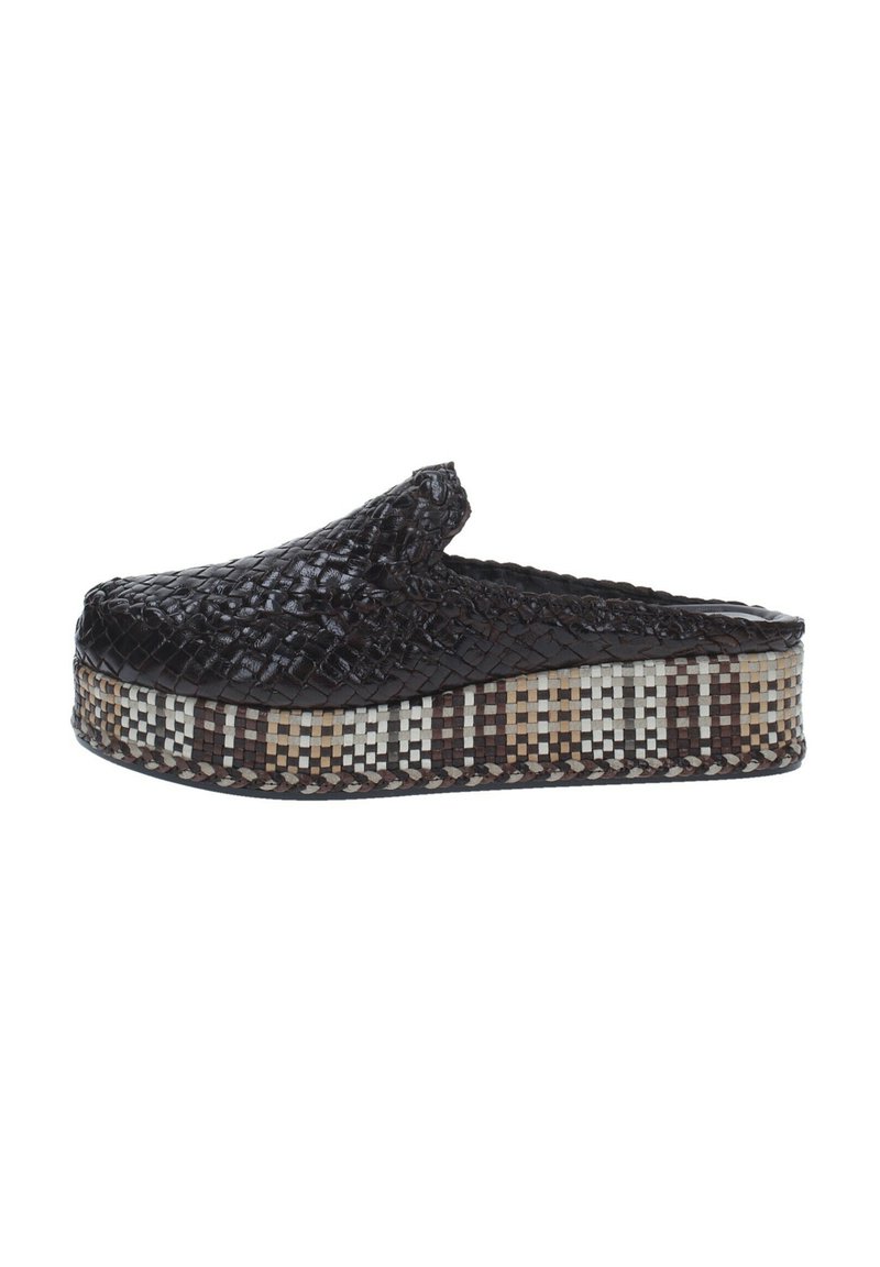 Scarpa slip-on nera intrecciata con una spessa piattaforma decorata, caratterizzata da tonalità intrecciate di marrone, beige e bianco. Texture liscia e punta arrotondata.