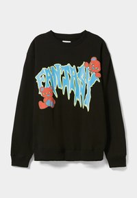 Svart sweatshirt med en färgglad "FANTASY" grafik i blått och tecknade röda björndetaljer på varje sida. Standard rund hals-design med ribbade muddar.