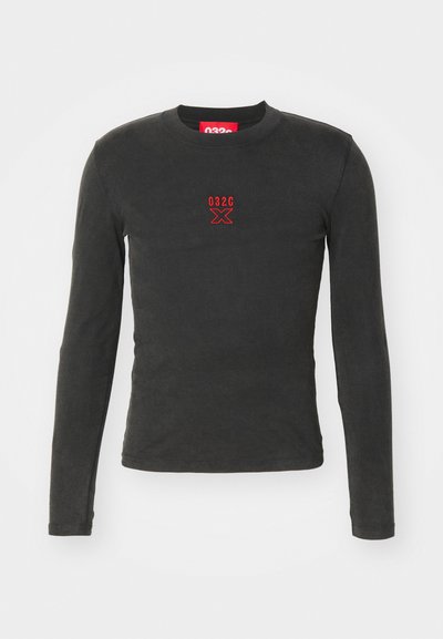 Schwarz langärmliges Shirt aus weichem Stoff mit rundem Halsausschnitt und einem kleinen roten gestickten Logo auf der Brust.
