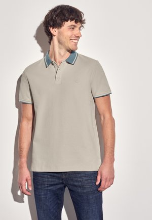 Polo shirt grigio chiaro con maniche corte, con colletto e dettagli delle maniche turchesi, e un discreto logo sul petto.