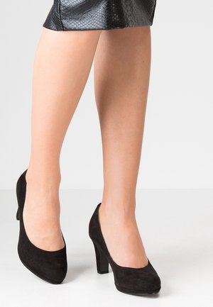 Czarne zamszowe szpilki z okrągłym noskiem i szerokim, solidnym obcasem, charakteryzujące się gładką teksturą i klasycznym fasonem.