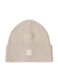 Gorro de punto acanalado beige con ala doblada y un pequeño parche de logo cuadrado en el centro frontal.