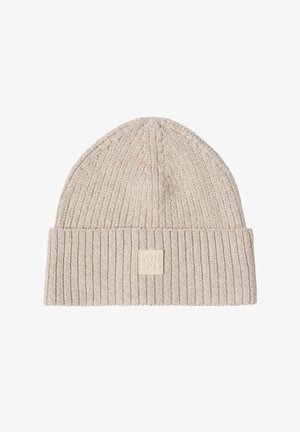 Gorro de punto acanalado beige con ala doblada y un pequeño parche de logo cuadrado en el centro frontal.