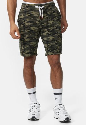 Camo shorts in groentinten, gemaakt van zachte stof. Kenmerkt een elastische tailleband met trekkoord, zijzakken en een knielange snit.