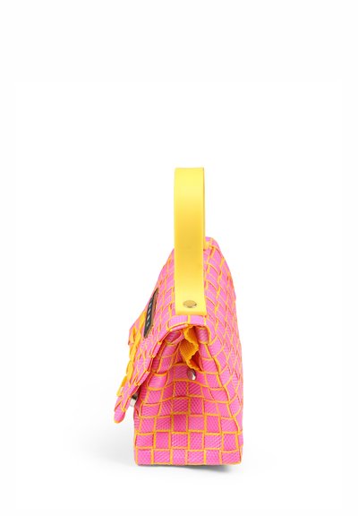 Borsa a tracolla intrecciata rosa con manico giallo. Presenta un motivo a griglia, una superficie testurizzata e una chiusura a pattina con un accento laterale notevole.