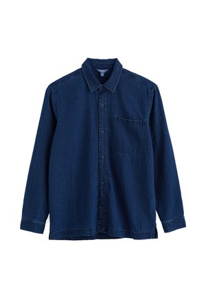 Tmavomodrá džínsová košeľa s dlhými rukávmi, prednými gombíkmi, golierom, náprsným vreckom a rovnými lemami, položená rovno na bielom pozadí.