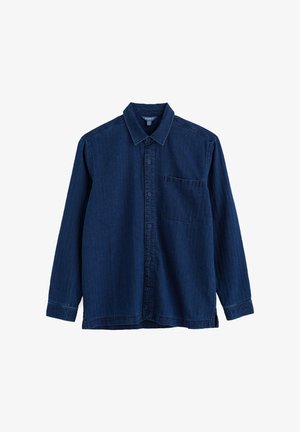 Donkerblauw denim overhemd met lange mouwen, vooraan knopen, kraag, borstzak en rechte zoom, plat uitgespreid op een witte achtergrond.