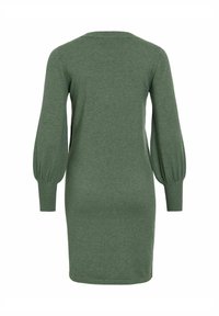 Grünes gestricktes Kleid mit langen, ballonförmigen Ärmeln und einem runden Halsausschnitt. Weiche Textur und tailliert, bis zur Mitte des Oberschenkels.