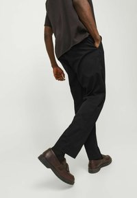 Jack & Jones PREMIUM JPSTKANE JJOTIS LINEN BLEND CHINO - Auduma bikses - black