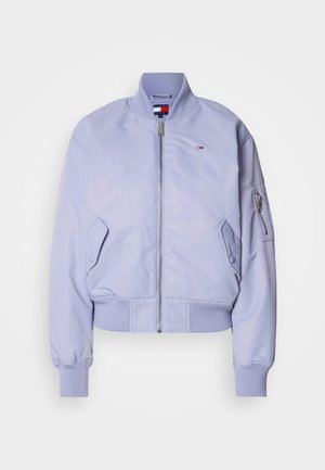 Svetlo sivljivi bomber jakna iz gladkega materiala. Ima sprednji zadrgo, žičnato rob in manšete, stranske žepe ter žep na rokavu z zadrgo.