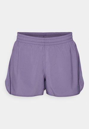 Pantalones cortos deportivos de lavanda con una cinturilla elástica, aberturas laterales y una tela suave y ligera. Diseño sencillo sin acentos adicionales.