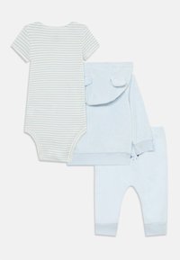 Hellblaues Baby-Outfit-Set, bestehend aus einem gestreiften Bodysuit, einem weichen Kapuzenpullover mit Ohren und passenden Sweatpants.