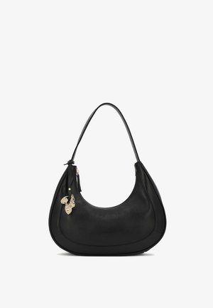 Melnas ādas rokas soma ar apaļu formu, vienu plecu siksnu un rāvējslēdzēja aizdari. Akcentēta ar zeltītu metāla detaļām un piekariņu.