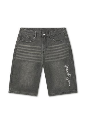 Pantalones cortos de mezclilla gris con bolsillos delanteros, cierre de botones, líneas horizontales descoloridas en los muslos y texto blanco "Ed Hardy 1971" en la pierna derecha.