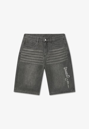 Šedé džínové šortky s předními kapsami, zapínáním na knoflíky, vybledlými horizontálními liniemi na stehnech a bílým textem "Ed Hardy 1971" na pravé noze.