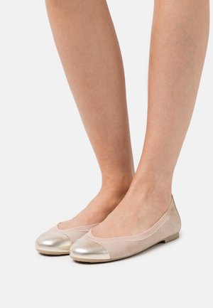 Ballet flats met een zachte, beige Suède bovenkant en een glanzend gouden metalen neus. Rond neusje en minimalistisch ontwerp met een platte zool.