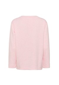 Mäkká svetloružová košeľa s dlhým rukávom a okrúhlym výstrihom, zobrazená zozadu na bielom pozadí.