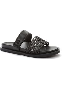 Sandalo nero con una fascia superiore intrecciata e una larga banda regolabile. Suola piatta con una texture liscia e opaca. Design casual per un facile utilizzo.