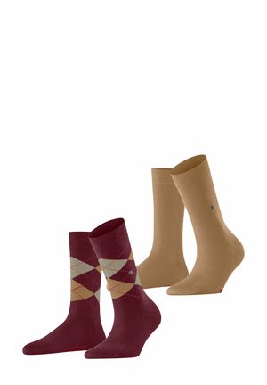 Zwei Paar Socken: Ein Paar ist burgunderrot mit einem Rautenmuster in Creme und Hellbraun, und das andere ist einfarbig beige.