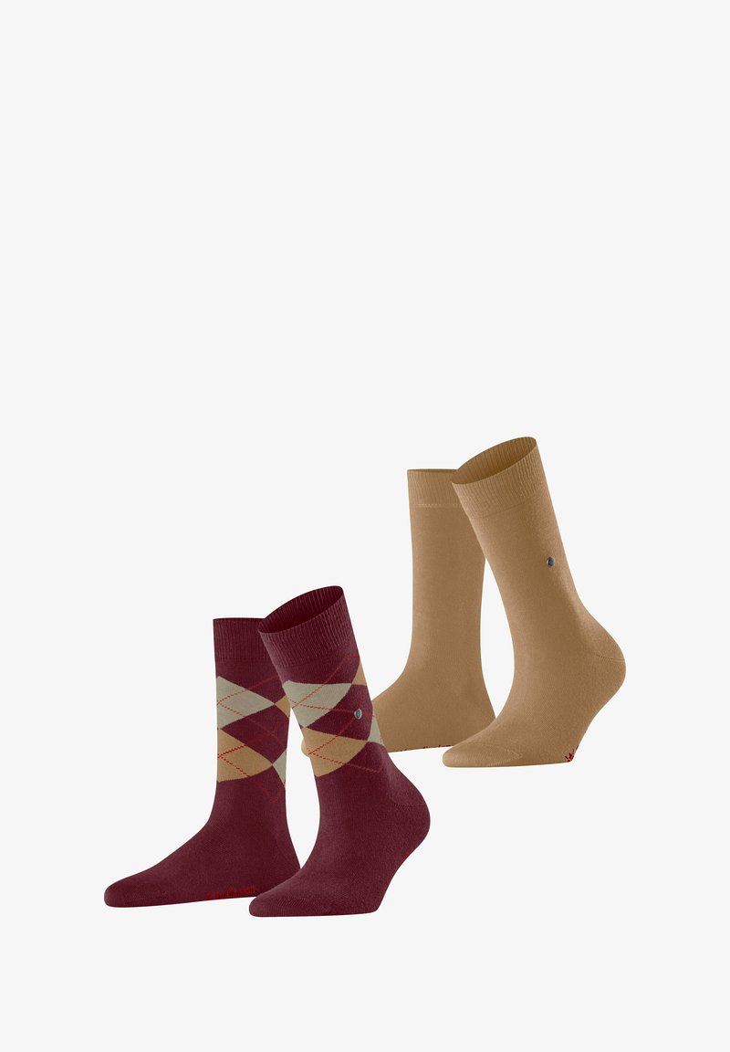 Zwei Paar Socken: Ein Paar ist burgunderrot mit einem Rautenmuster in Creme und Hellbraun, und das andere ist einfarbig beige.