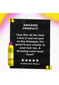 Bombe de shampoing sec Bed Head Oh Bee Hive jaune vif à côté d'un avis utilisateur vérifié cinq étoiles louant son effet volumateur sur les cheveux.