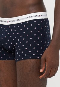Tommy Hilfiger TRUNK PRINT 7 PACK - Calzoncillos - print/laz blue/green/red/blue