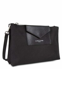 Borsa a mano nera in tessuto con una patta testurizzata nera, hardware argentato e chiusura con zip. Presenta una tracolla rimovibile per maggior comodità.