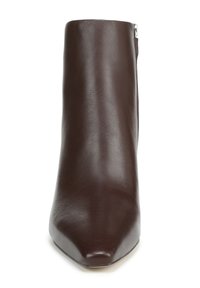 Bottine en cuir marron avec un bout pointu, texture lisse et un détail de fermeture éclair sur le côté. Le talon empilé ajoute une légère élévation.