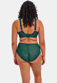 Conjunto de sujetador verde y bragas de cintura alta; presenta un tejido texturizado, tirantes ajustables y cierre de gancho. Diseño liso sin patrones.