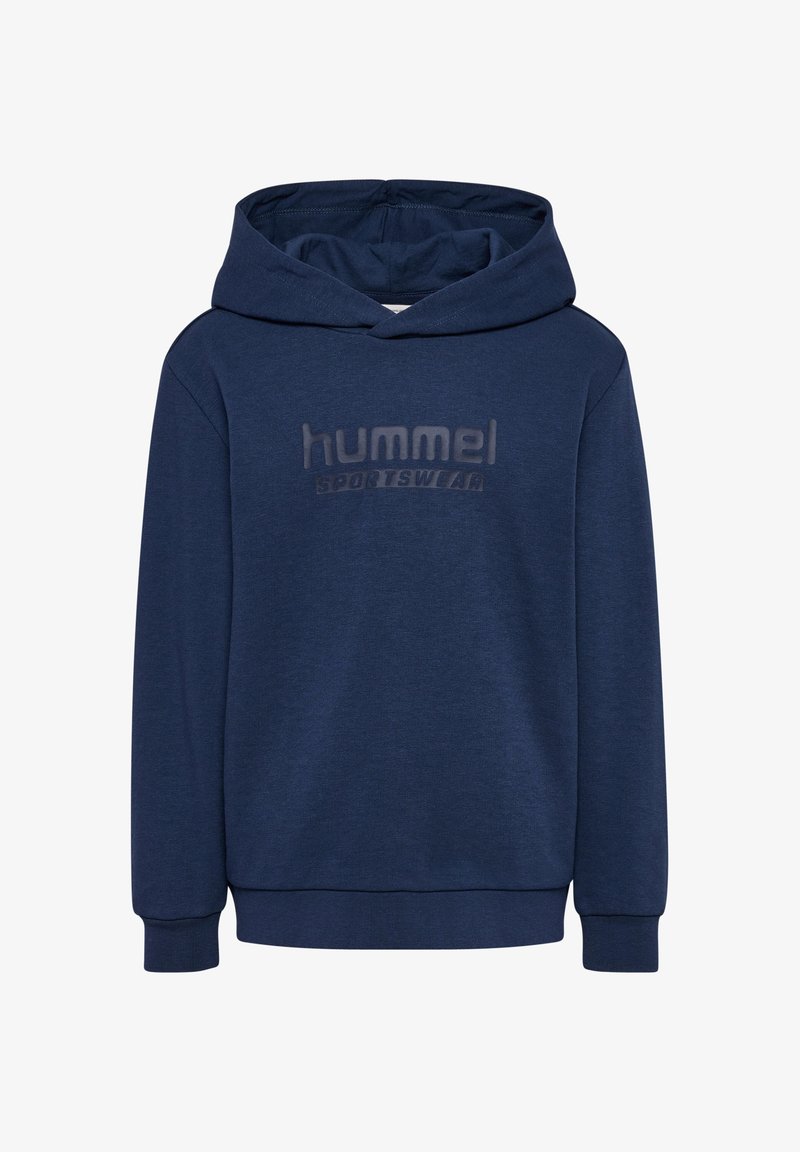 Granatowy hoodie z miękkiego materiału, z przednią kieszenią typu kangur oraz teksturowanym logo "hummel SPORTSWEAR" na piersi. Klasyczny krój.