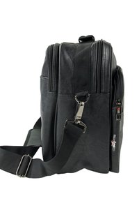 Zwarte synthetische schoudertas met een gestructureerde afwerking, dubbele ritscompartimenten, verstelbare schouderband en metalen hardwareaccenten.